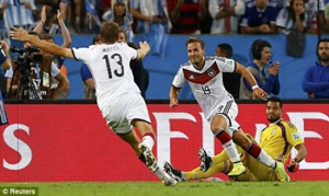 Ma-ri-ô Gô-dơ (19) ghi bàn thắng duy nhất trong trận chung kết với đội tuyển Ác-hen-ti-na, giúp đội tuyển Đức vô địch.
