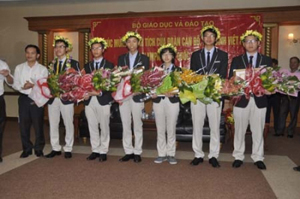 Đội tuyển Ô-lim-pích Toán học Việt Nam nhận Bằng khen và phần thưởng của Bộ Giáo dục và Đào tạo.