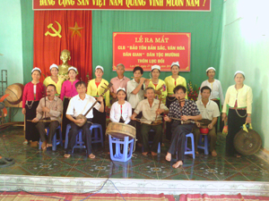 CLB “ Bảo tồn bản sắc văn hóa dân gian” xóm Lục Đồi, xã Kim Bình (Kim Bôi) biểu diễn các làn điệu dân ca phục vụ khán giả địa phương.

