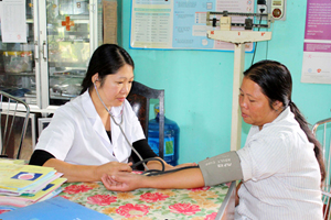 Cán bộ Trạm Y tế xã Yên Mông (TPHB) chăm sóc sức khoẻ  cho phụ nữ trên địa bàn. 

