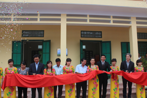 Đại diện tổ chức ChildFund Việt Nam, tập đoàn Hanwha và chính quyền địa phương cắt băng khánh thành công trình.

