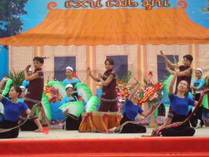 Những năm qua, đội văn nghệ quần chúng huyện Mai Châu đã tổ chức nhiều buổi biểu diễn nghệ thuật góp phần bảo tồn và phát huy bản sắc văn hoá dân tộc Thái.


