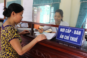 Bộ phận “Một cửa” Chi cục Thuế huyện Cao Phong tạo điều kiện để các tổ chức, cá nhân đến liên hệ, giao dịch.