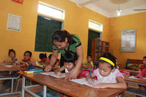 Các cô giáo trường tiểu học Cao Sơn A (huyện Đà Bắc) đang có các bước chuẩn bị về kiến thức cho học sinh lớp 1 (năm học 2014 -2015).

 

