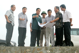 Đồng chí Nguyễn Văn Quang, Phó Bí thư Tỉnh ủy, Chủ tịch UBND tỉnh kiểm tra năng lực thoát nước khu vực đường Chi Lăng kéo dài.