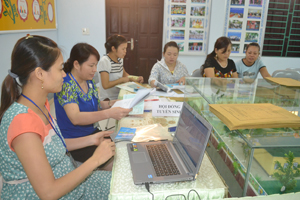 Hội đồng tuyển sinh trường mầm non Tân Thịnh B (TPHB) tiếp nhận hồ sơ dự tuyển của phụ huynh.
