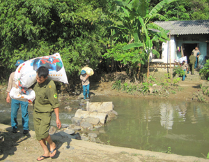 Lực lượng chức năng giúp người dân xóm Chanh Trên, xã Vĩnh Đồng (Kim Bôi) sơ tán tài sản đến khu tái định cư.