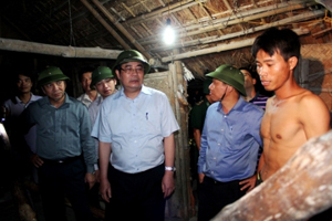 Bộ trưởng Bộ Nông nghiệp và Phát triển nông thôn Cao Đức Phát và lãnh đạo tỉnh Quảng Ninh đã trực tiếp xuống hiện trường chỉ đạo công tác di dân