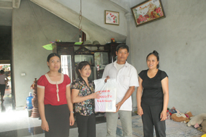 Cán bộ Phòng LĐ-TB&XH huyện Kỳ Sơn thăm hỏi, tặng quà gia đình anh Trần Quang Mùi, xóm Trung Thành B, xã Hợp Thịnh.

