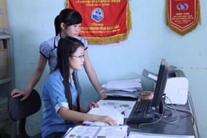 Cán bộ Trung tâm DS/KHHGĐ huyện Lạc Thuỷ chuẩn bị tài liệu truyền thông về mất cân bằng giới tính khi sinh.

