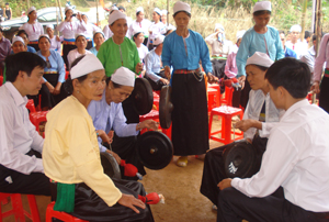 Hội viên NCT xã Phú Lương (Lạc Sơn) truyền dạy văn hóa cồng chiêng cho thế hệ trẻ nhằm gìn giữ các giá trị văn hóa dân tộc.

