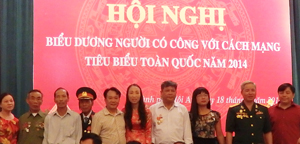 Ông Nguyễn Như Khoa (thứ 2 từ phải sang) và ông Bùi Văn Nhung (Thứ 4 từ phải sang) tại hội nghị biểu dương NCC với cách mạng tiêu biểu toàn quốc năm 2014.