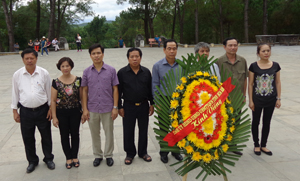 Đồng chí Nguyễn Văn Quang, Phó Bí thư Tỉnh ủy, Chủ tịch UBND tỉnh và đoàn công tác dâng hương, tưởng nhớ các anh hùng liệt sỹ tại nghĩa trang quốc gia Trường Sơn.