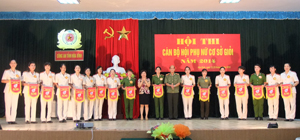 Lãnh đạo Công an tỉnh và Hội LHPN tỉnh tặng cờ lưu niệm cho các đội tham gia hội thi.