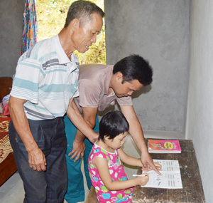 Ngoài sự giúp đỡ về vật chất, cháu Hà Thị Mai Thơm còn thường xuyên nhận được sự quan tâm, động viên về tinh thần, giúp đỡ học tập của CB -CS Ban CHQS xã Hiền Lương (Đà Bắc).