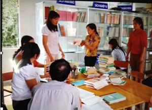 Một buổi trao đổi, hướng dẫn về công tác thư viện, thiết bị trường học tại trường PTCS Dân Hạ C (Kỳ Sơn).