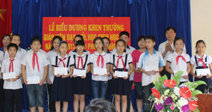 Cấp ủy, chính quyền phường Chăm Mát tuyên dương, khen thưởng các em học sinh trên địa bàn đạt danh hiệu học sinh giỏi cấp tỉnh.