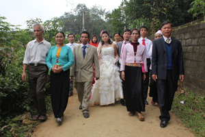 Người dân xã Kim Truy (Kim Bôi) thực hiện nếp sống văn minh trong tổ chức các đám cưới nhưng vẫn giữ được nét truyền thống của dân tộc Mường. Ảnh: P.V

