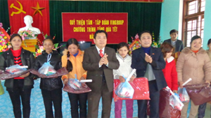 Đồng chí Nguyễn Trung Dũng, Giám đốc Sở  LĐ -TB&XH  tặng quà Tết cho các gia đình chính sách tại xã Liên Hòa (Lạc Thûy).
