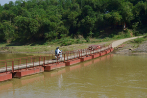 Theo kế hoạch, xóm Niếng (xã Phú Thành, huyện Lạc Thuỷ) sẽ được đầu tư xây dựng một chiếc cầu có khả năng đáp ứng tốt nhu cầu đi lại của bà con, thay thế chiếc cầu phao bắc tạm qua sông như hiện nay.