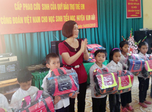 LĐLĐ huyện Kim Bôi trao tặng cặp sách cho các em học sinh vượt khó huyện Kim Bôi.