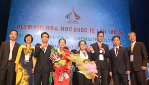 Niềm vui của thầy trò đoàn Việt Nam khi đạt được thành tích cao trong IChO 2014.