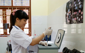 Phòng xét nghiệm - Trung tâm YTDP huyện Cao Phong  lấy mẫu máu xét nghiệm HIV.
