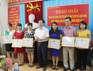 Đồng chí Nguyễn Văn Toàn, TVTU, Trưởng Ban Tuyên giáo Tỉnh ủy trao thưởng cho các tác giả đoạt giải tại cuộc thi sáng tác về chủ đề học tập và làm theo tấm gương đạo đức Hồ Chí Minh năm 2014.