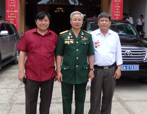 Anh Bùi Văn Nhung, ông Nguyễn Như Khoa và cùng đại diện Sở LĐ-TB&XH dự hội nghị tiêu biểu toàn quốc năm 2014 (thứ tự từ phải qua).