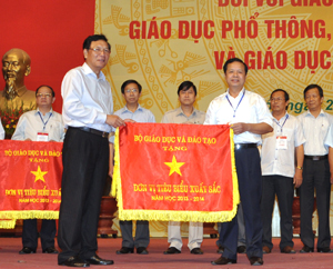 Bộ trưởng Bộ GD&ĐT Phạm Vũ Luận trao cờ thi đua tiêu biểu xuất sắc dẫn đầu năm học 2013 – 2014 cho ngành GD&ĐT Hoà Bình.