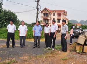 Đồng chí Nguyễn Văn Quang, Phó Bí thư Tỉnh ủy, Chủ tịch UBND tỉnh kiểm tra công tác GPMB dự án QL 21 A.