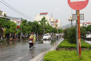 Người dân chỉ nên đi ra ngoài khi mưa đã tạnh hẳn (sau trận mưa bão, người dân thành phố Hòa Bình tham gia giao thông trên đại lộ Thịnh Lang).