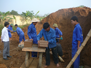 Học viên Trung tâm GD-LĐXH huyện Lạc Sơn trong giờ lao động sản xuất.