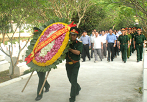 Các đồng chí lãnh đạo tỉnh, sở, ngành và TP. Hòa Bình đặt vòng hoa và dâng hương tại Nghĩa trang liệt sỹ chiến dịch Hoà Bình.