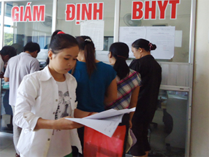 Người bệnh thực hiện các thủ tục giám định BHYT tại Bệnh viện Đa khoa tỉnh.