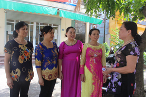 Chủ nhiệm các CLB xây dựng gia đình hạnh phúc của phường Tân Thịnh (TPHB) trao đổi kinh nghiệm hoạt động.