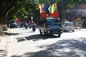 Đoàn diễu hành cổ động ngày BHYT toàn dân tại thành phố Hòa Bình.