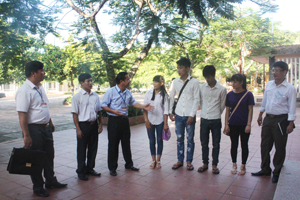 Lãnh đạo Sở GD & ĐT, huyện Lương Sơn động viên thí sinh trước khi bước vào môn thi đầu tiên.
