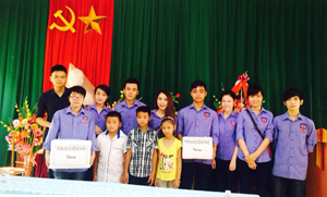 Sinh viên Trường Đại học Kiểm sát Hà Nội tặng quà học sinh có hoàn cảnh khó khăn trường tiểu học xã Yên Bồng (Lạc Thuỷ).