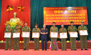 Lãnh đạo Hội NCT tỉnh tặng giấy khen cho các tập thể làm tốt công tác phối hợp phòng chống tội phạm giai đoạn 2011 – 2015.