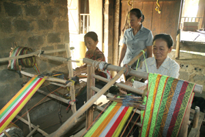 Nghề dệt thổ cẩm truyền thống ở xóm Lục, xã Yên Nghiệp (Lạc Sơn) giải quyết việc làm cho hàng trăm lao động địa phương.