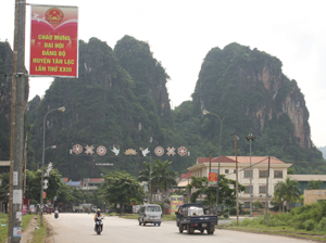 Pa nô, áp phích chào mừng Đại hội được treo dọc tuyến quốc lộ 6 đoạn qua thị trấn Mường Khến.