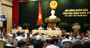 Các đại biểu biểu quyết thông qua Nghị quyết kỳ họp thứ 11, HĐND tỉnh khóa XV.