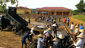 ĐV- TN và nhân dân xã Kim Bôi tham gia đổ bê tông sân chơi cho thiếu nhi, thiết thực hưởng ứng chiến dịch hè tình nguyện. 


