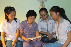 Bà Đinh Thị Xuân (thứ 2 từ trái sang) cùng học sinh trong khu phố Đoàn Kết, thị trấn Vụ Bản trao đổi kiến thức, chia sẻ kinh nghiệm đạt kết quả cao. 

trong học tập.

