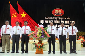 Đồng chí Nguyễn Văn Quang, Phó Bí thư Tỉnh ủy, Chủ tịch UBND tỉnh tặng lẵng hoa chúc mừng Đại hội.

