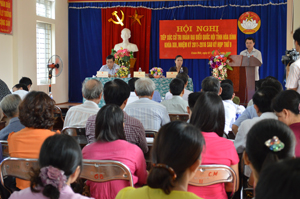 Đồng chí Nguyễn Tiến Sinh, Phó trưởng Đoàn ĐBQH tỉnh tiếp thu ý kiến cử tri. 

