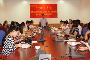 Đồng chí Bùi Văn Luyến, Phó Giám đốc Sở Nội vụ, Trưởng Ban thi đua - khen thưởng tỉnh trả lời các câu hỏi của phóng viên tại buổi họp báo.


