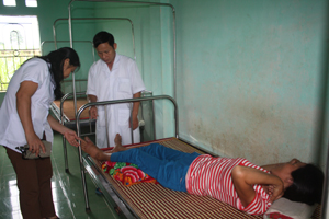 Cán bộ Trạm Y tế xã Mỹ Hòa (Tân Lạc) luôn coi trọng công tác khám - chữa bệnh ban đầu cho nhân dân.

