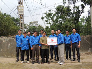 ĐV-TN Khối cơ quan huyện Lạc Thuỷ trao biển công trình “Thắp sáng đường quê” góp phần xây dựnưưưg NTM  tại xã Yên Bồng.  
